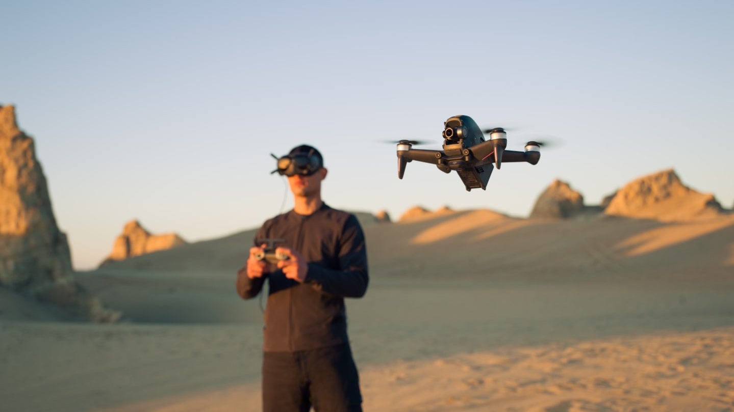 DJI FPV Combo in gebruik met VR-headset in een woestijn  