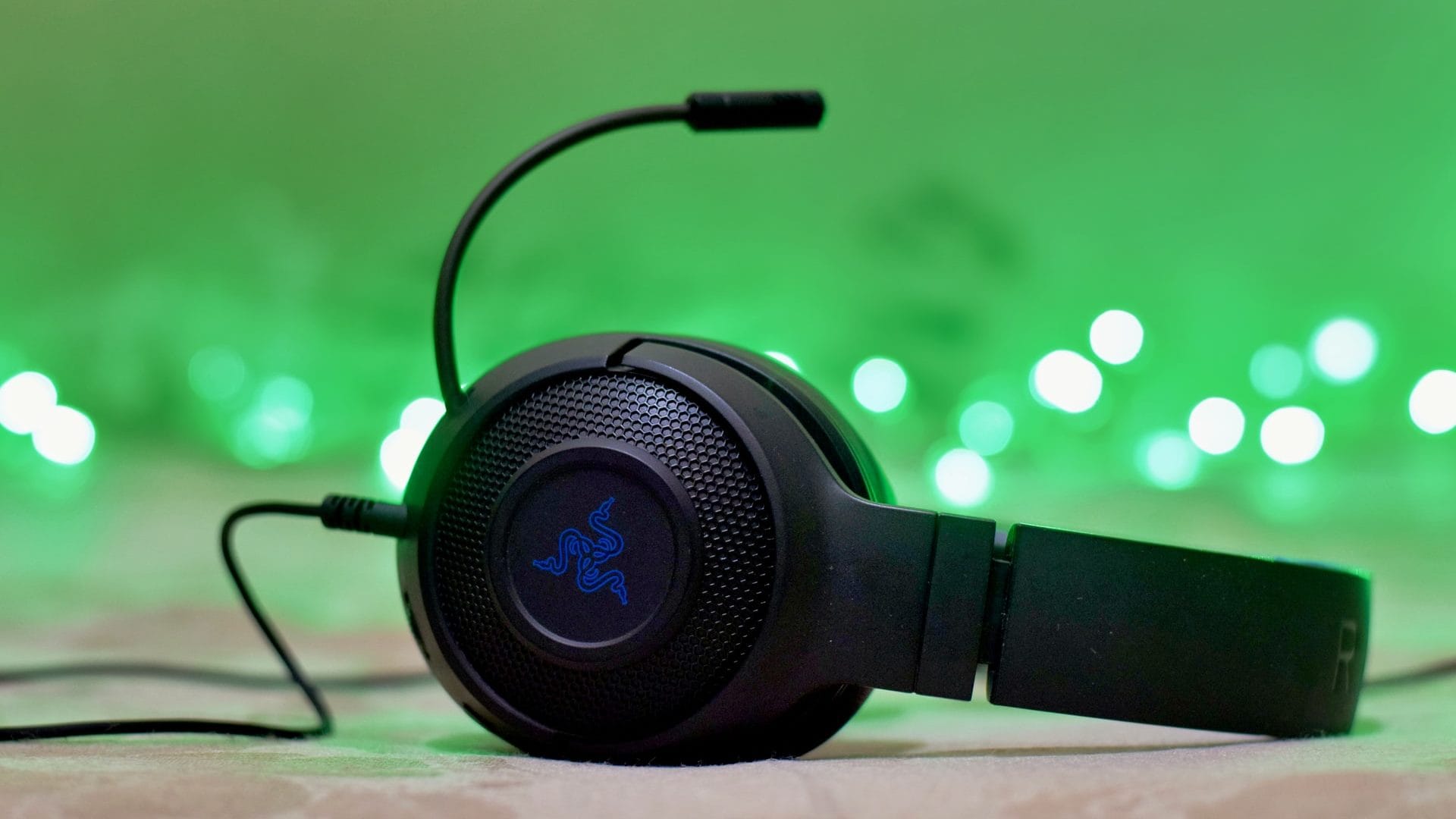gaming headset van Razer met groene achtergrond