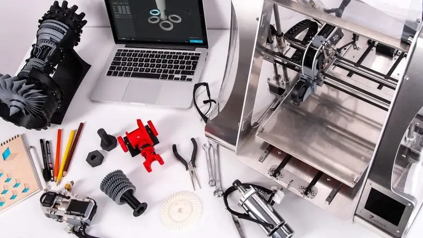 3D printer en 3D objecten op een bureau