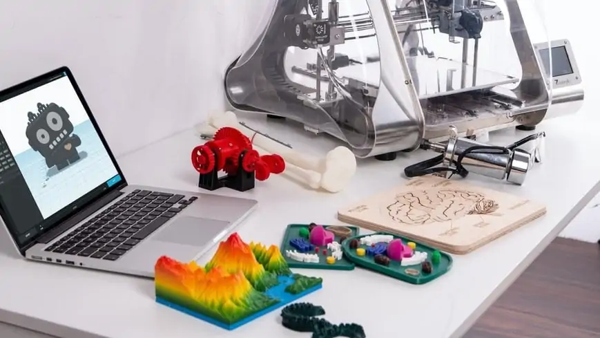Gekleurde 3D prints op een bureau in beeld