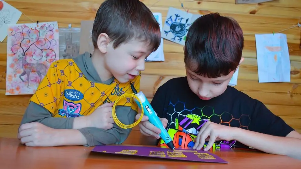 kinderen maken tekening met 3D-pen