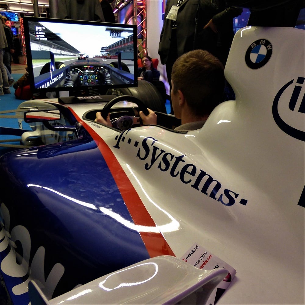 Een racesimulator bestaande uit een halve Formule 1 cockpit