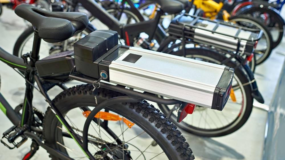 Lithium ion accu op de bagagedrager van een elektrische fiets