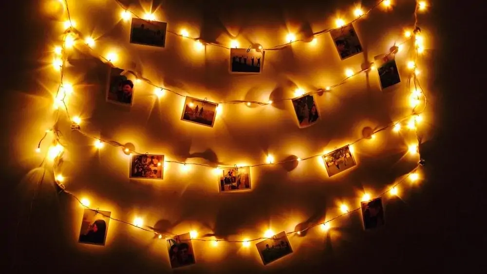 foto's onder lampjes gehangen