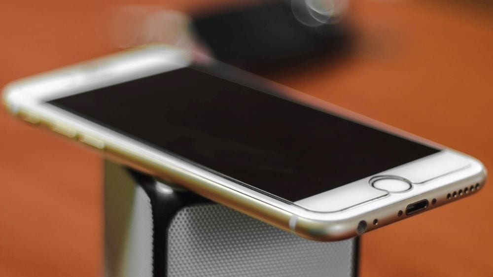 witte iphone met screenprotector erop