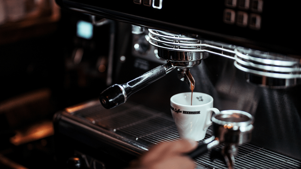 Verse koffie die wordt gezet door een koffiezetapparaat