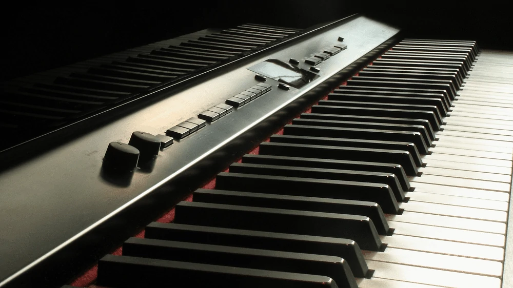 Pianotoetsen van een digitale piano en de functies op het dashboard