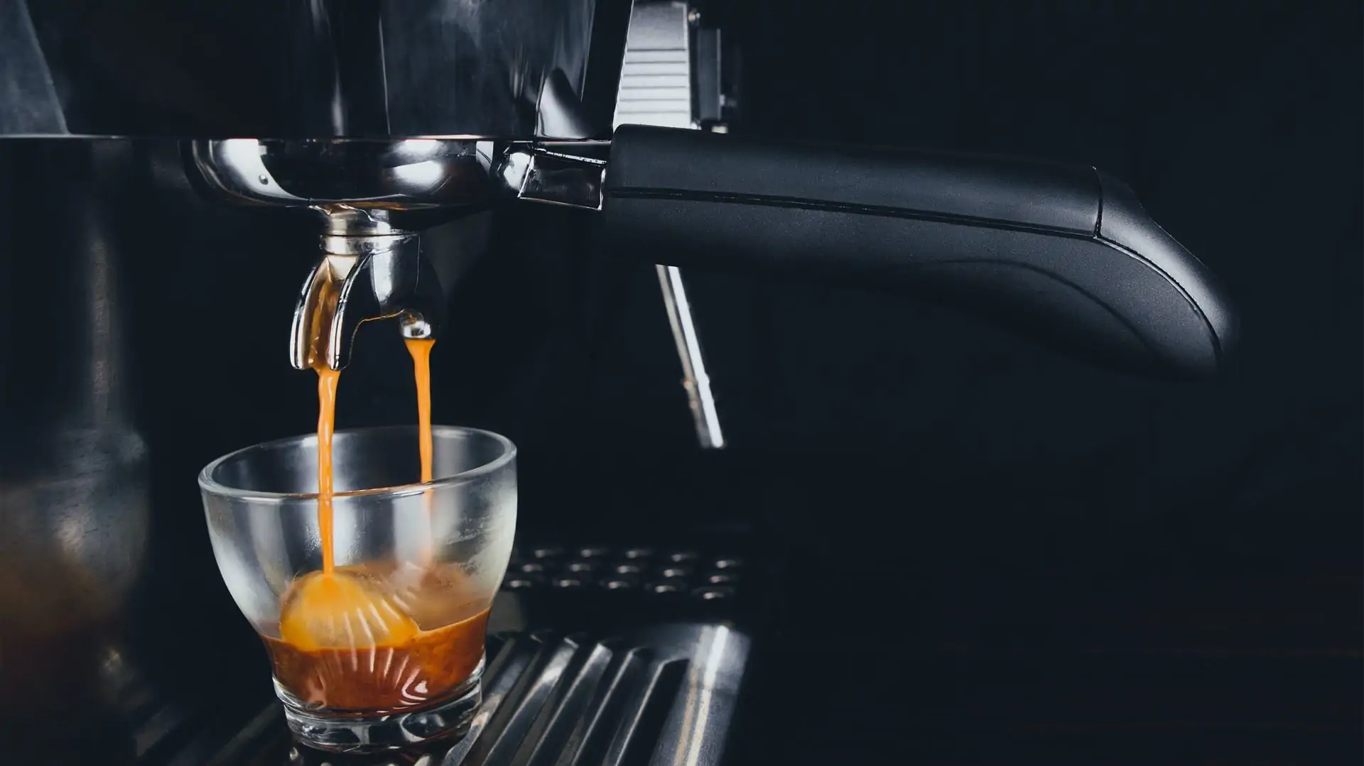 zwarte espressomachine en espresso