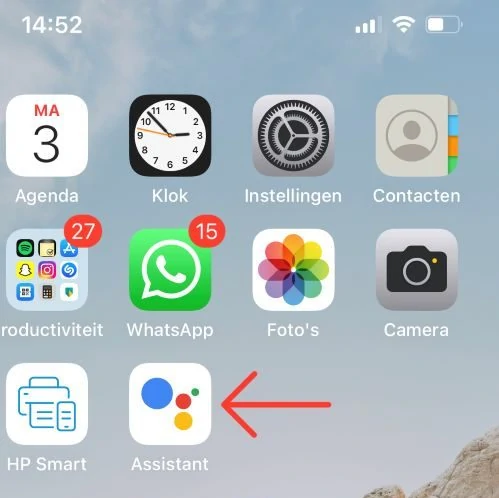 Beginscherm van Apple apparaat met een rode pijl wijzend naar de Google Assistant app