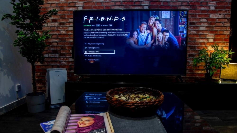 lg tv met friends erop in een woonkamer