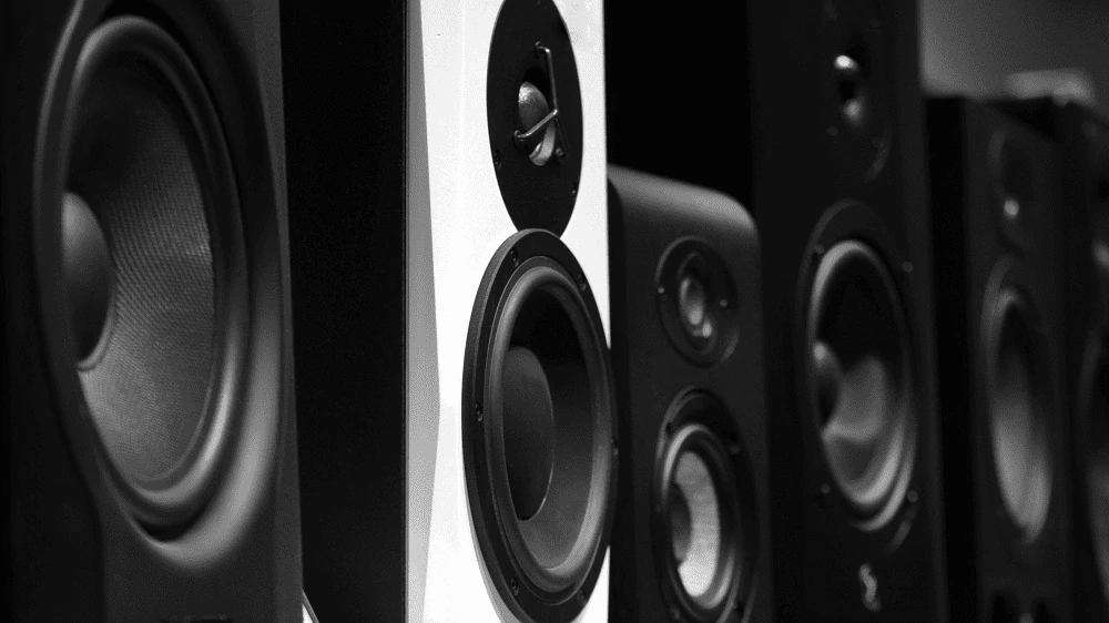 Meerdere speakers met verschillende soorten groottes