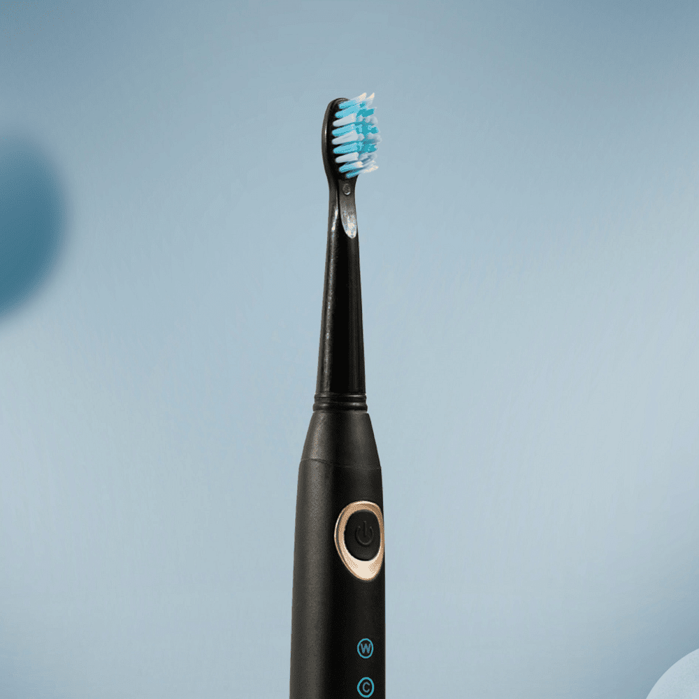 Een sonische tandenborstel met ovalen borstelkop