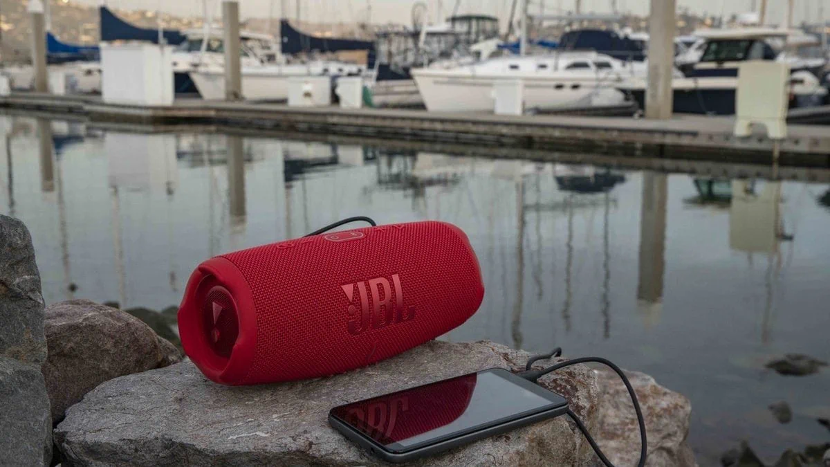 smartphone laadt op aan rode jbl charge 4 in de haven