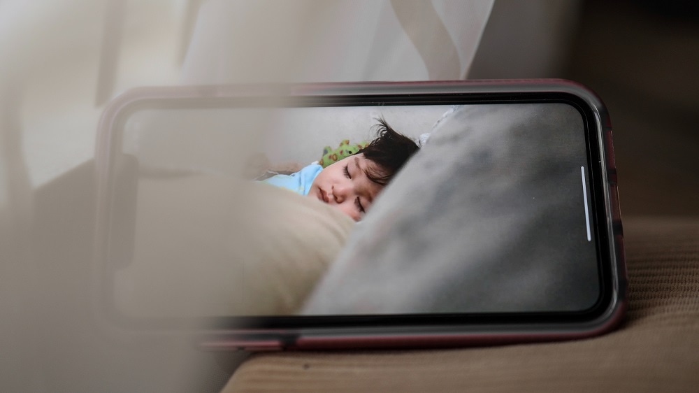 Smartphone-babyfoon met een baby op het scherm