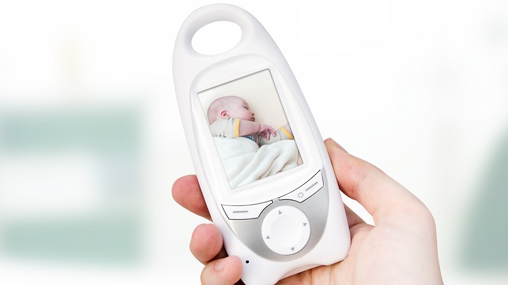 Witte beeldbabyfoon met een baby zichtbaar op het scherm