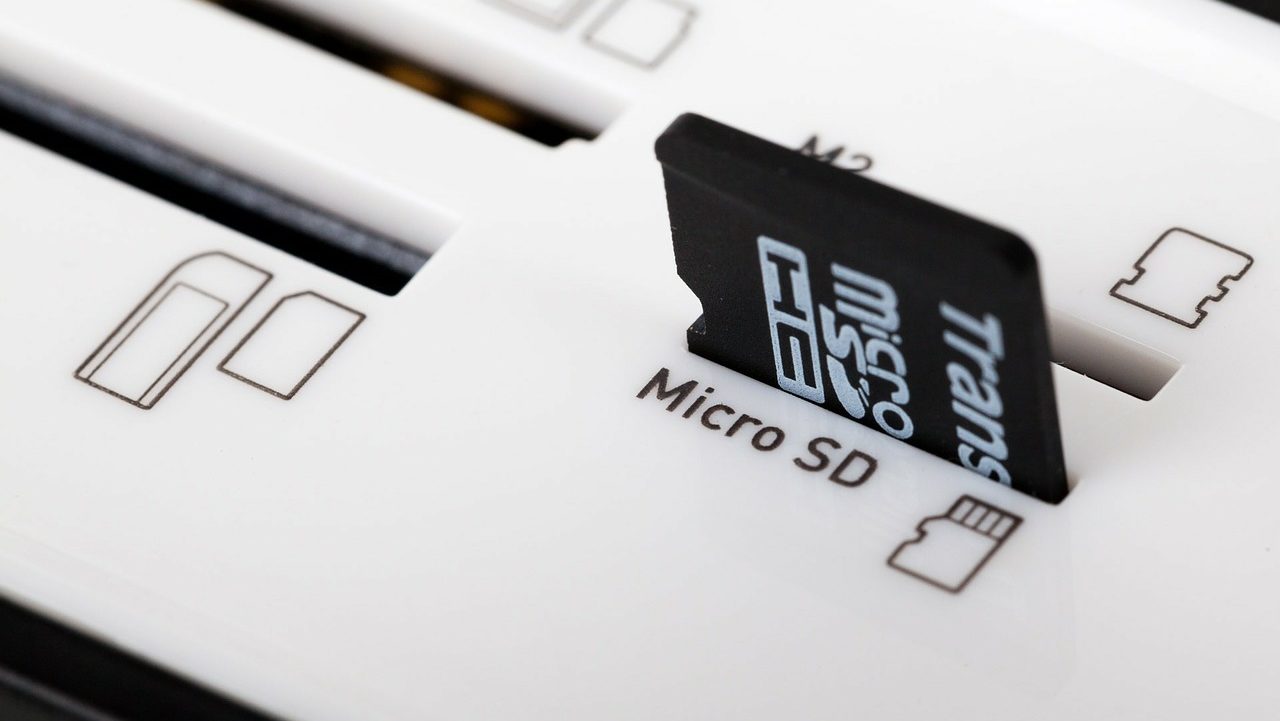 Een microSD-kaart die in een lezer geplaatst is
