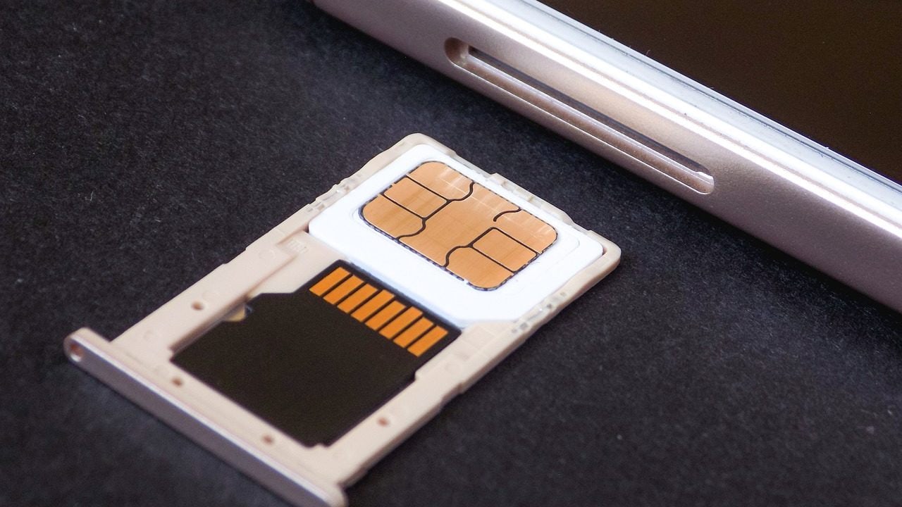 Een microSD-kaart samen met een simkaart in een adapter.