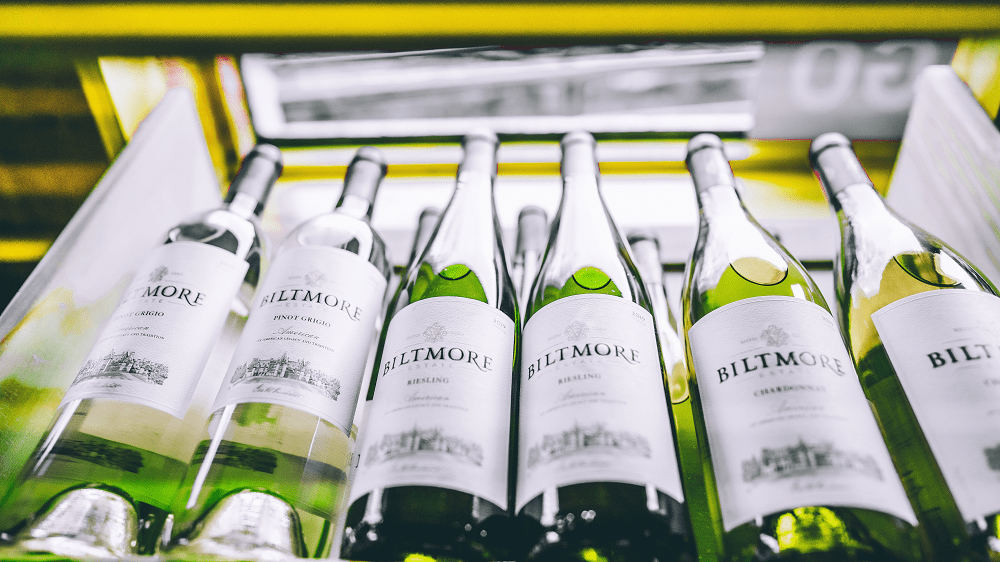 Een reeks witte wijnen in flessen