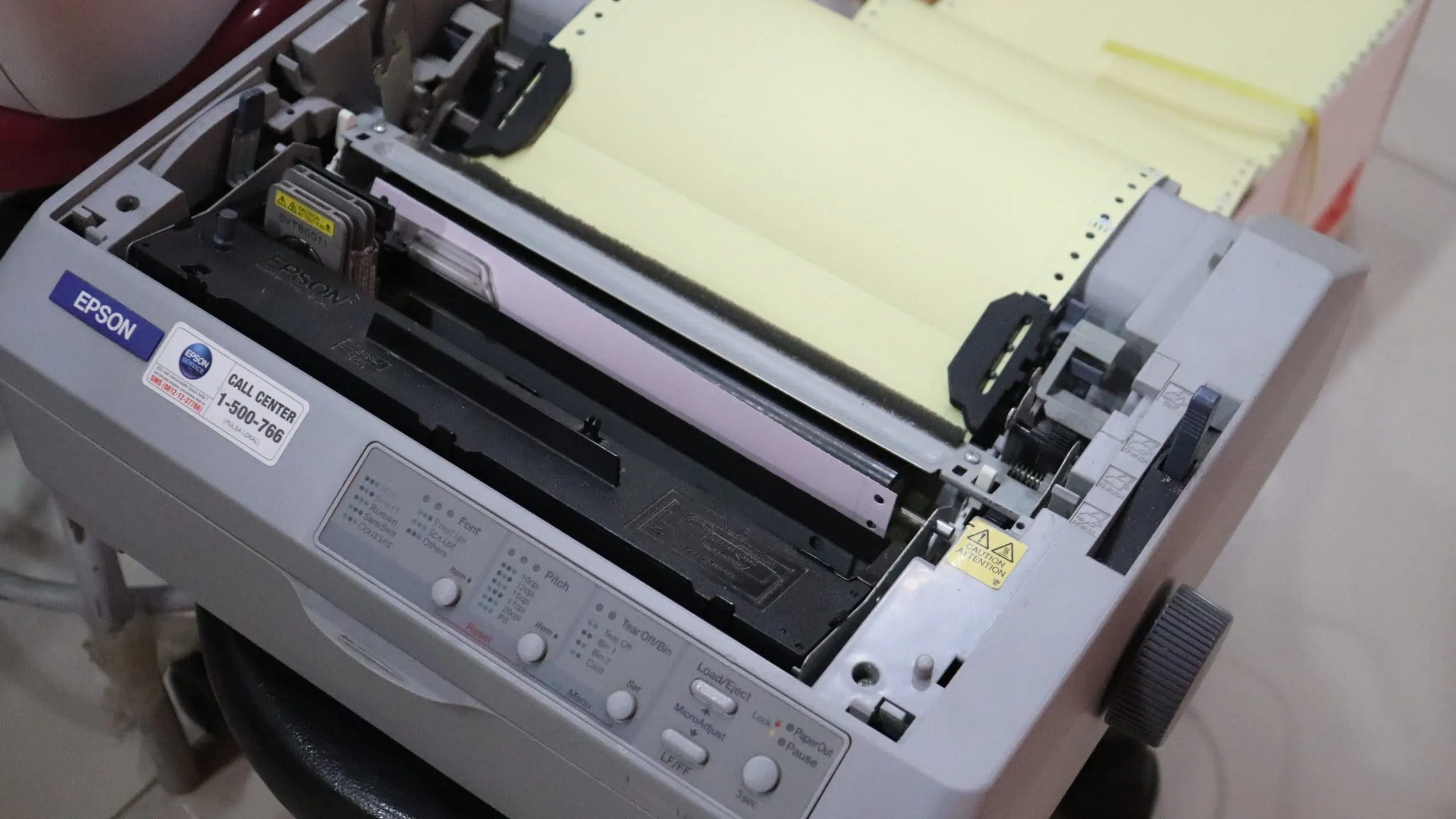 matrixprinter met geel papier