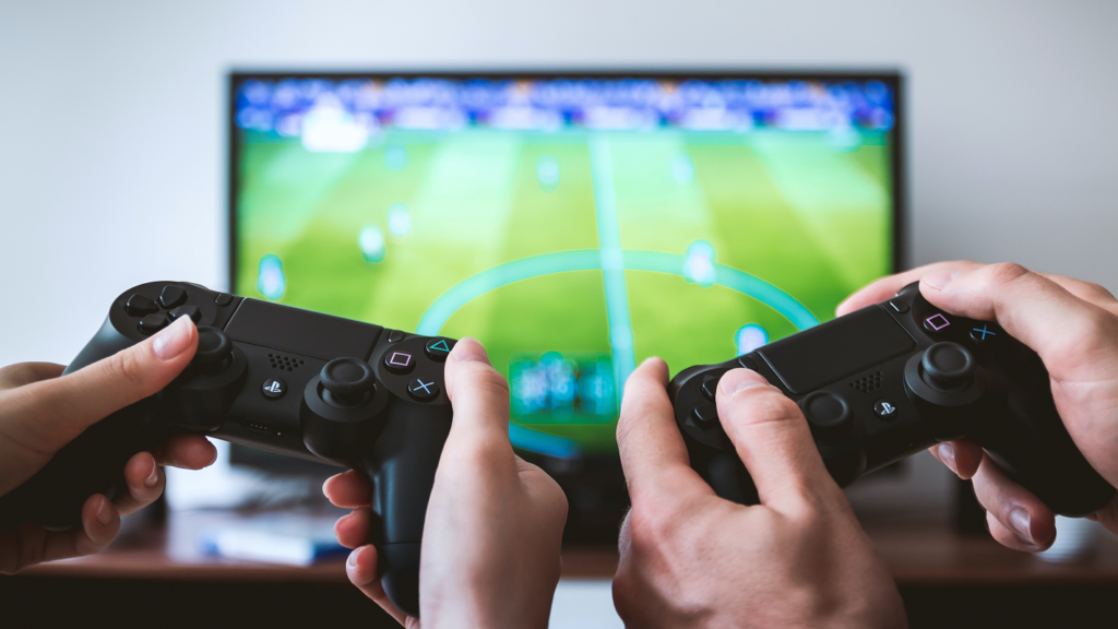 Twee spelers met een PS4-controller die een voetbalspel spelen.