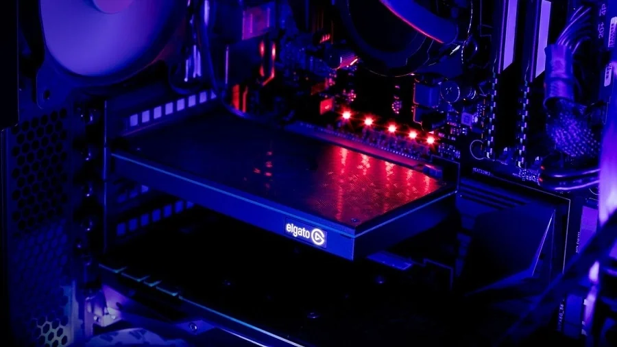 Capture card in een computer met rode en blauwe verlichting
