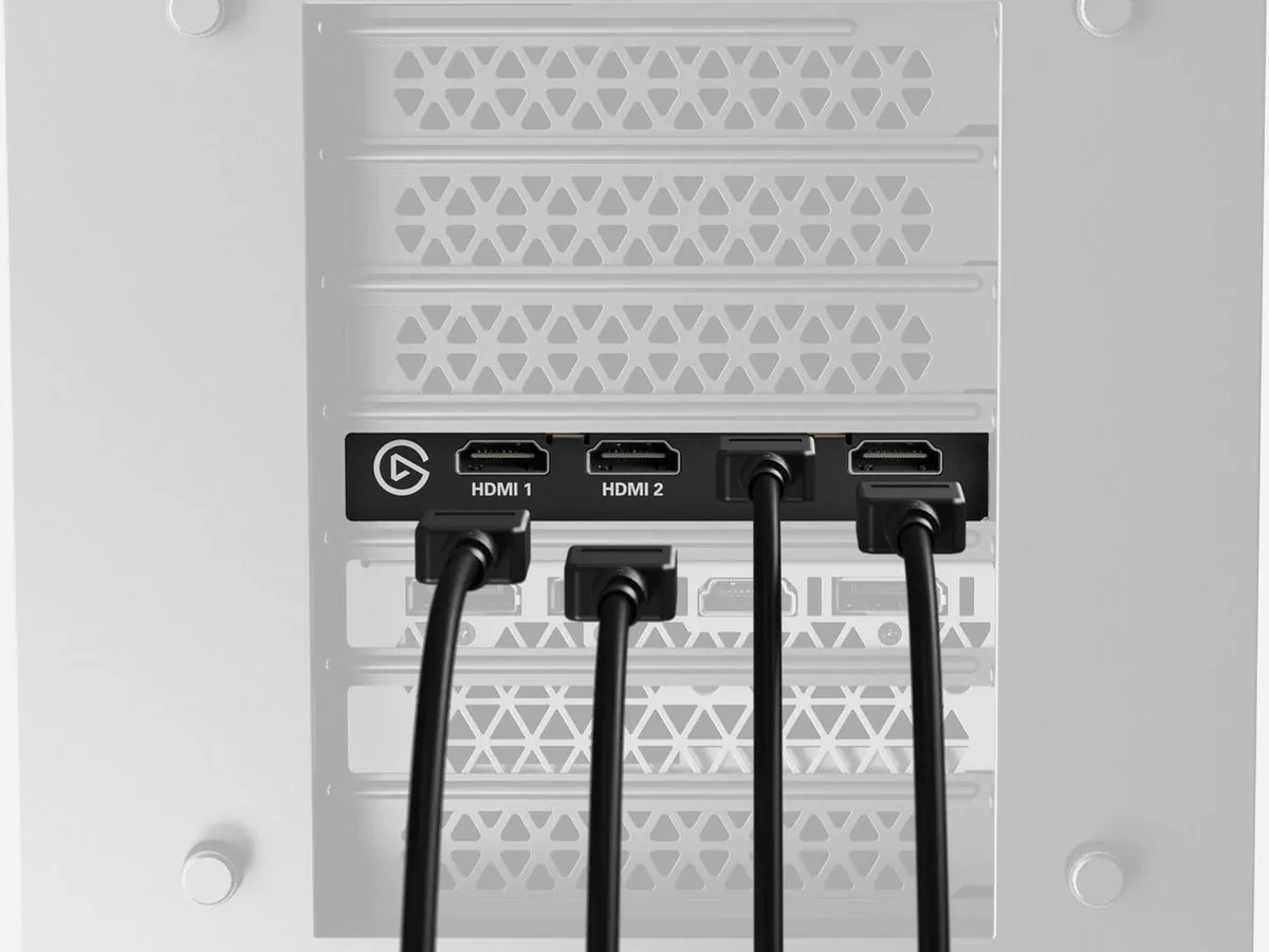 Zwarte capture card met 4 HDMI-aansluitingen in een witte computer