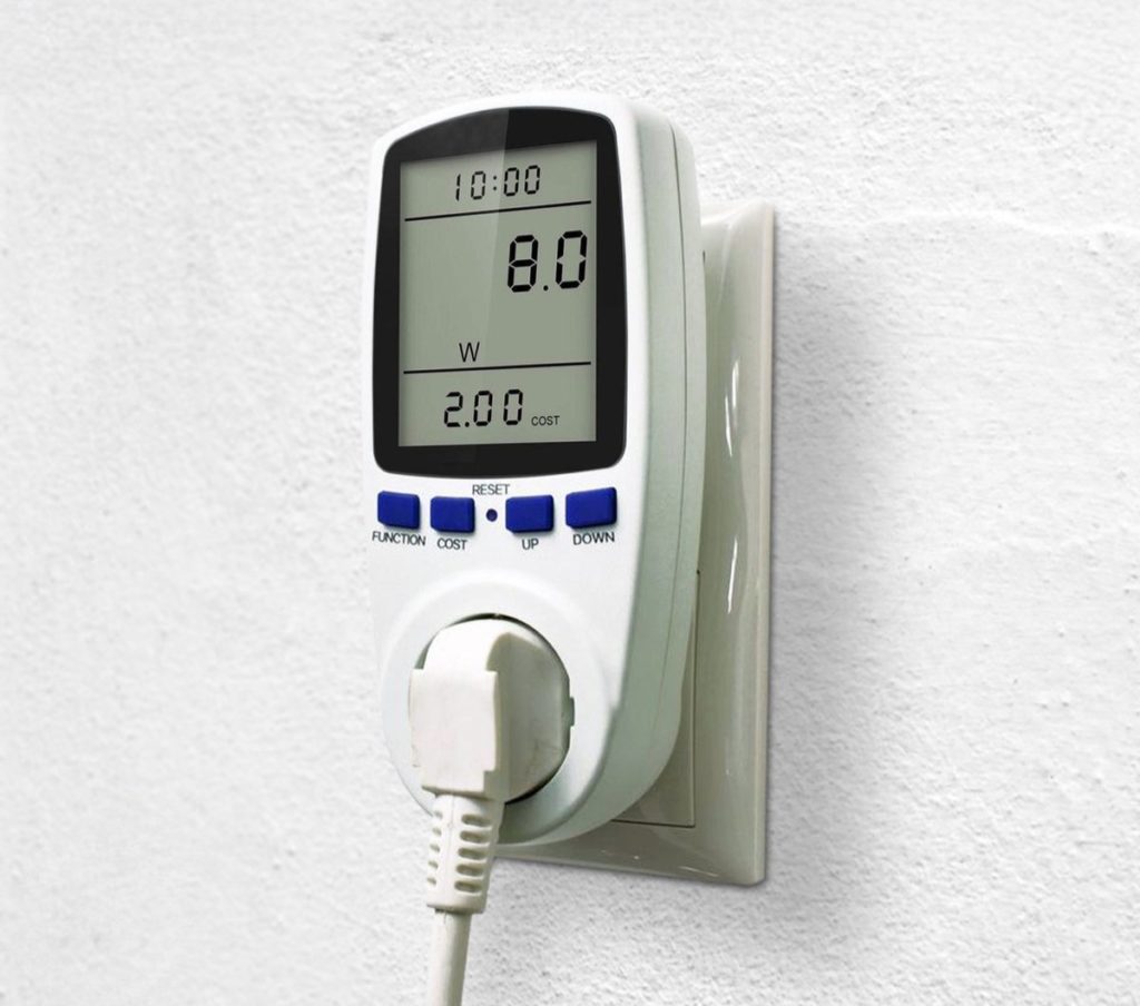 Energiemeter in het stopcontact weergeeft het energieverbruik van een ingeplugd apparaat en de kosten ervan