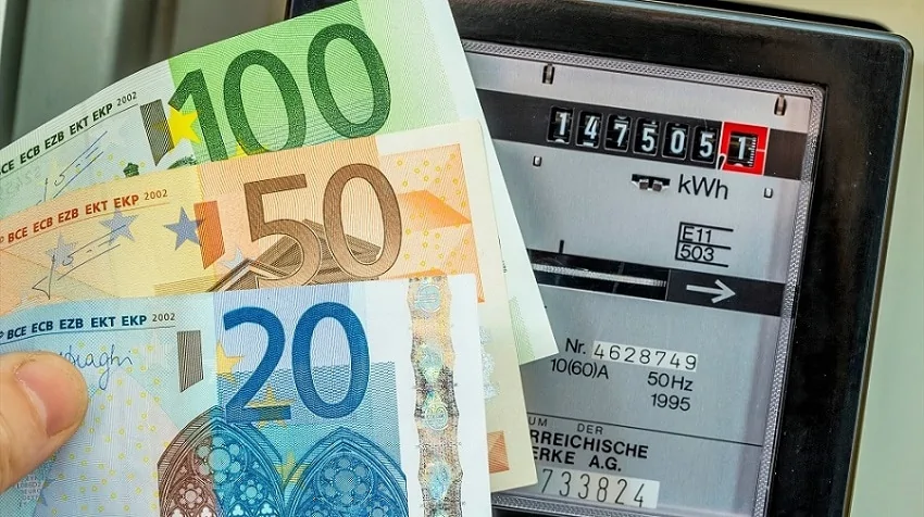 Energiemeter met daarvoor drie eurobankbiljetten