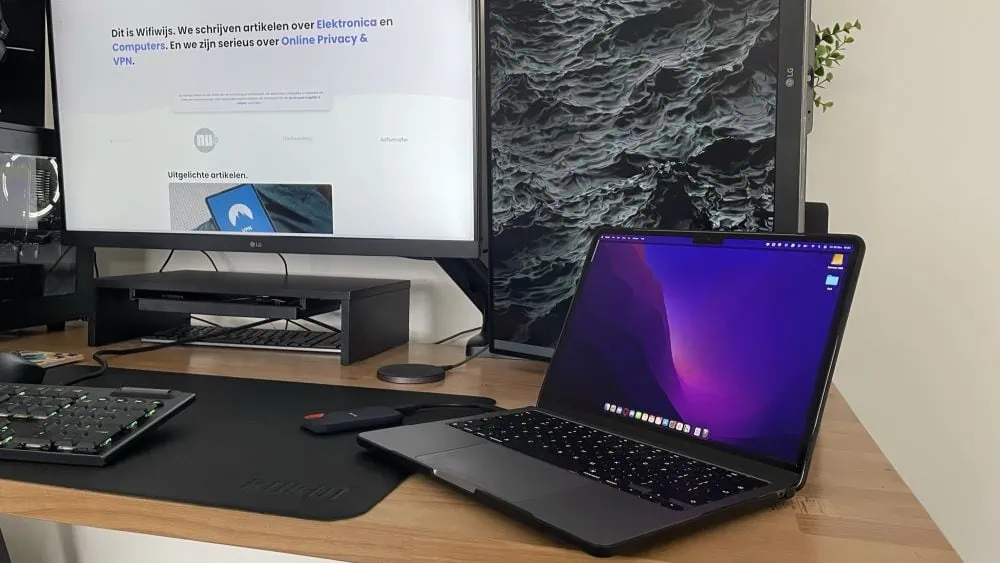 macbook op bureau met monitoren erachter