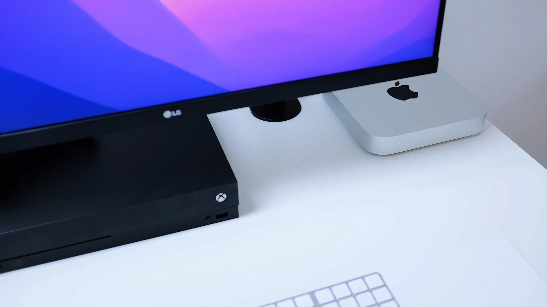 apple mac mini op bureau met monitor en toetsenbord