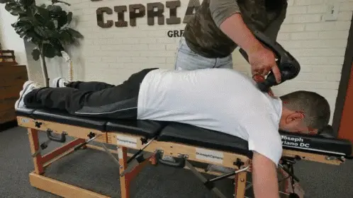 Man krijgt massage van massage gun