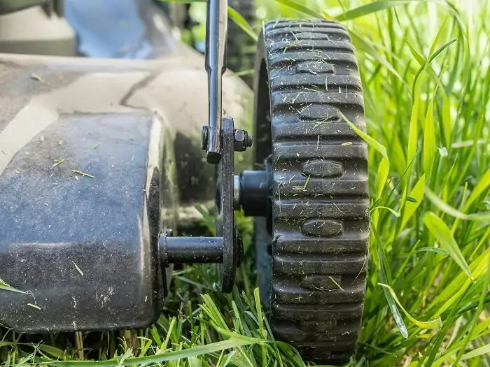 Close-up van een wiel met profiel van een grasmaaier