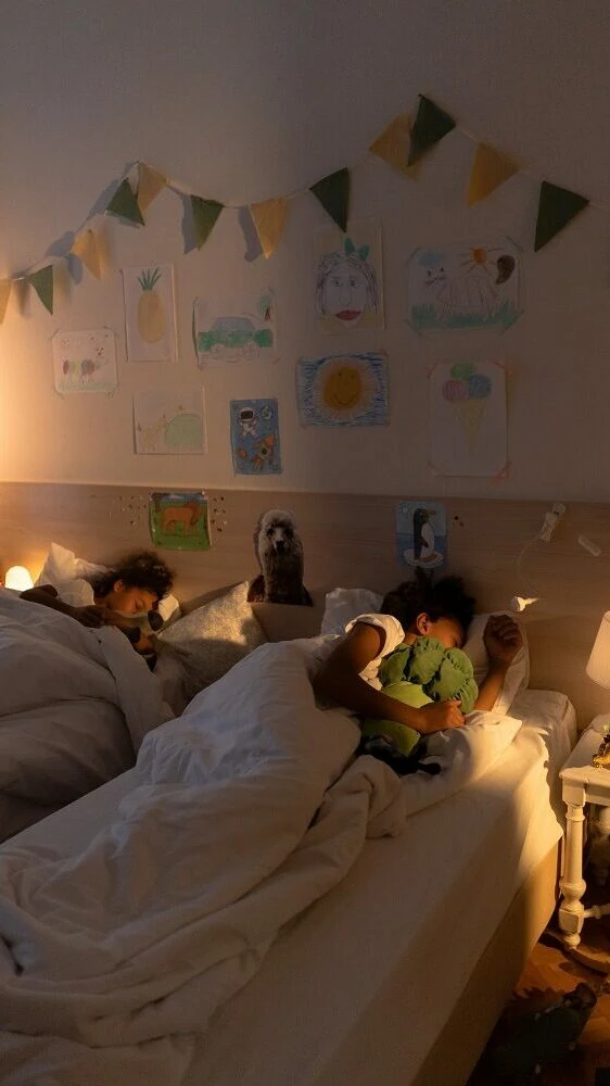Twee kinderen slapen op een kamer in hun bedden met een nachtlampje aan