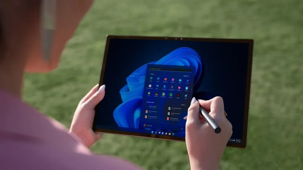 windows tablet waar iemand met stylus op werkt