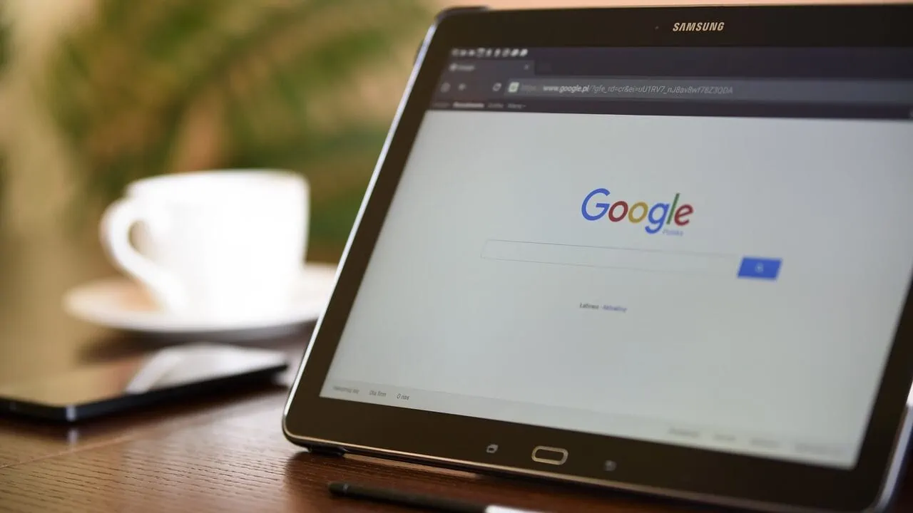 Een tablet met daarop Google en in de achtergrond een wit koffiekopje