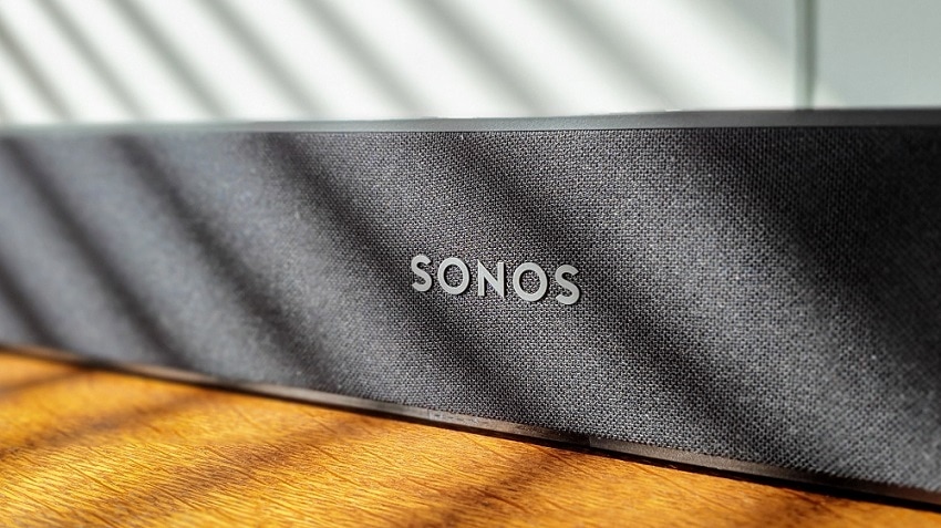 Close-up van het Sonos-logo op een Sonos soundbar