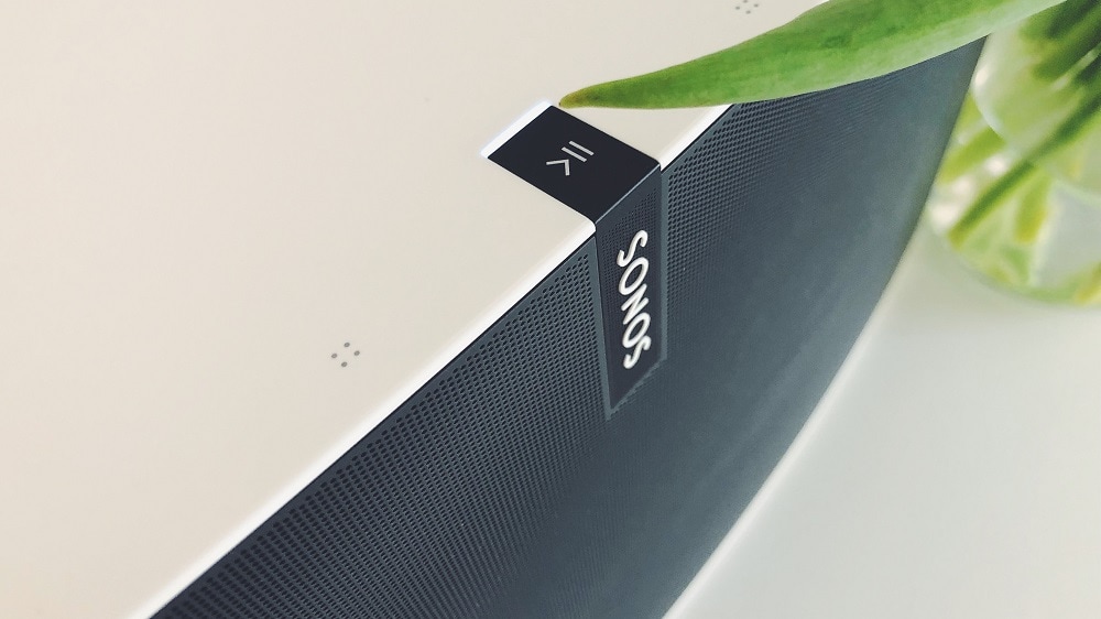 Close-up van het Sonos-logo van een wit-zwarte Sonosspeaker