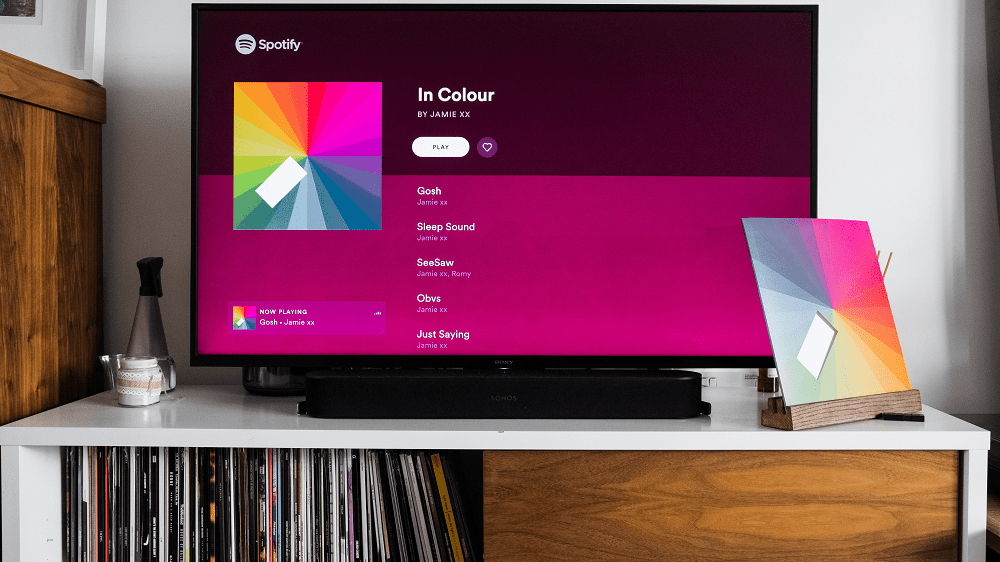 Een TV scherm met daarop een albumhoes met een kleurenpalet