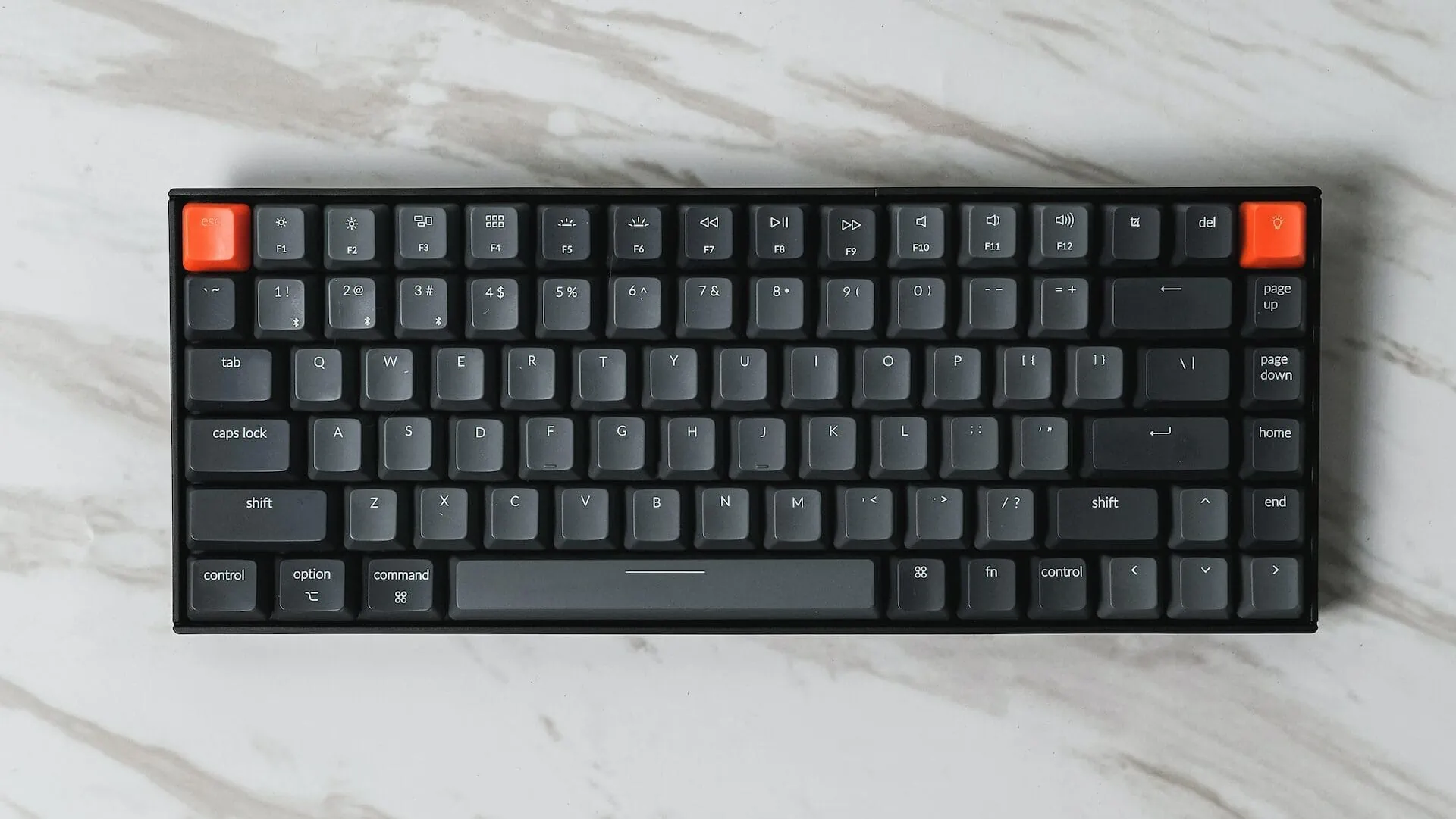 zwart toetsenbord met marmeren achtergrond
