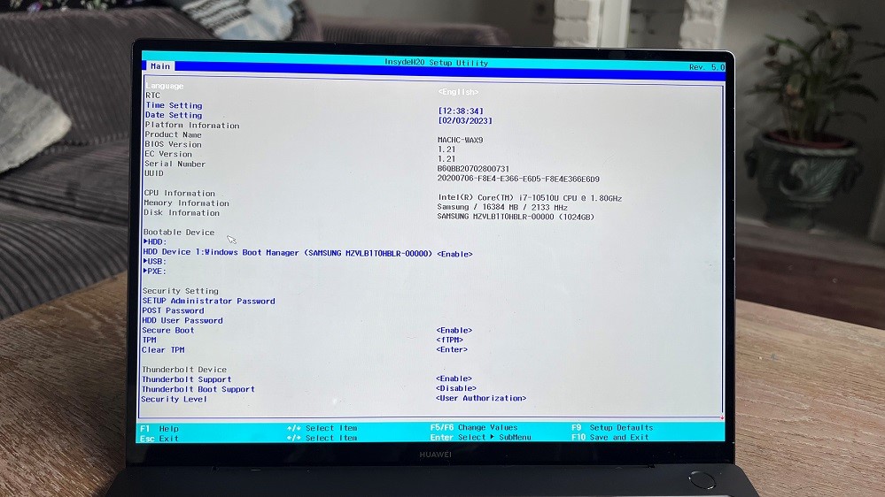 Laptop met Windows 11 waarop het BIOS-menu is geopend