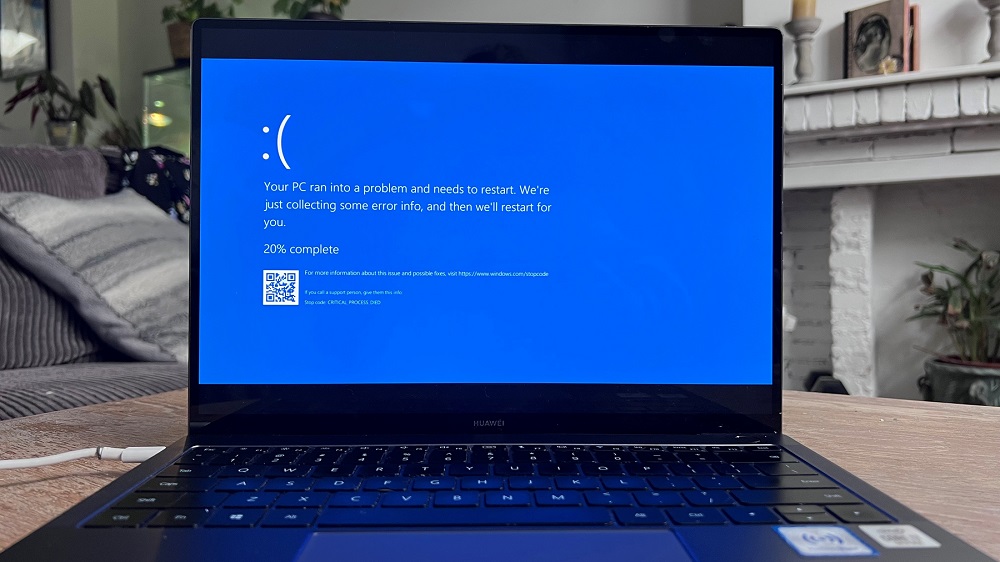 Laptop met een blauw scherm waarin wordt vermeld dat de pc niet kan opstarten vanwege een error in Windows