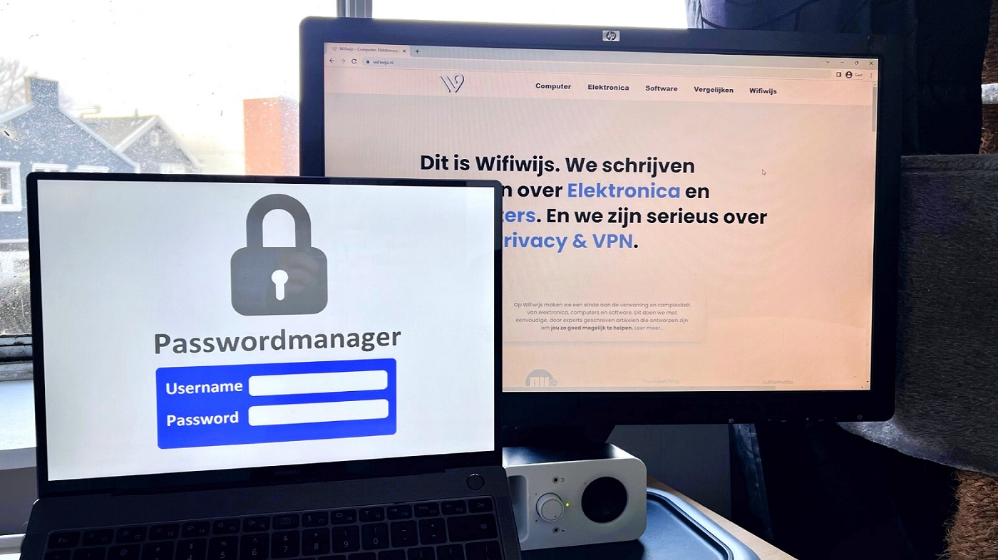 Laptop met het inlogscherm van een passwordmanager en daarachter een monitor met de site van Wifiwijs