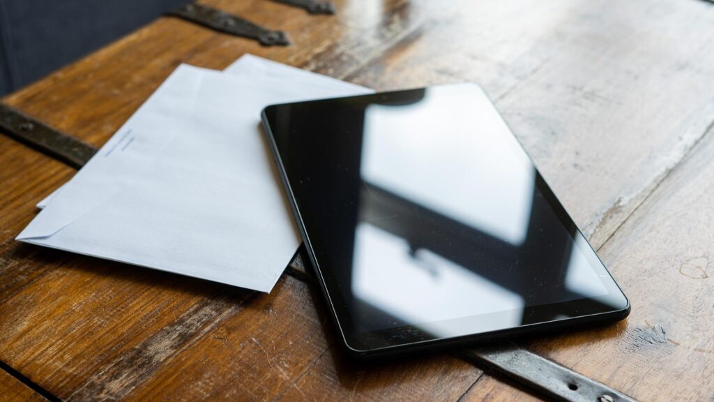Samsung tablet op houten ondergrond