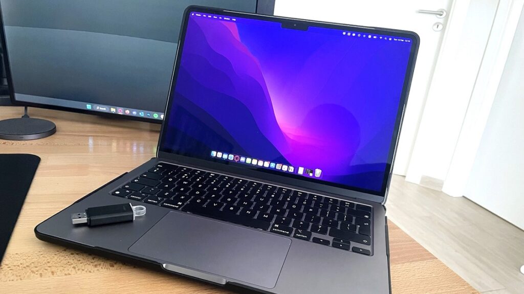 Usb-stick naast de touchpad van een MacBook
