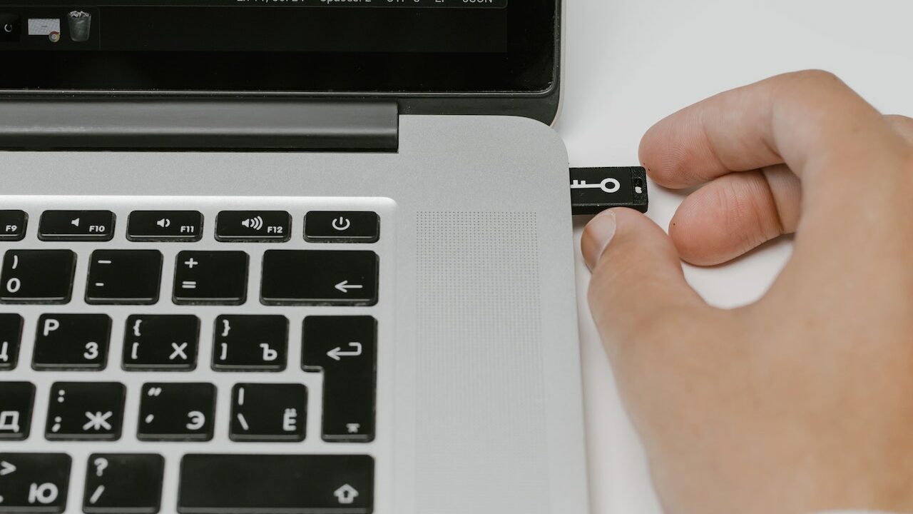 Een usb-stick in de zijkant van een laptop