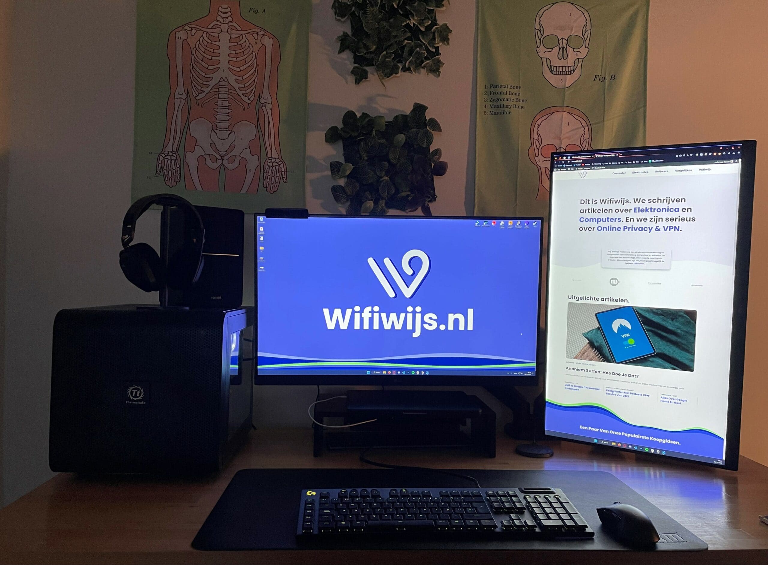 houten bureau met dual monitor set up met wifiwijs logo en site open met randapparatuur eromheen