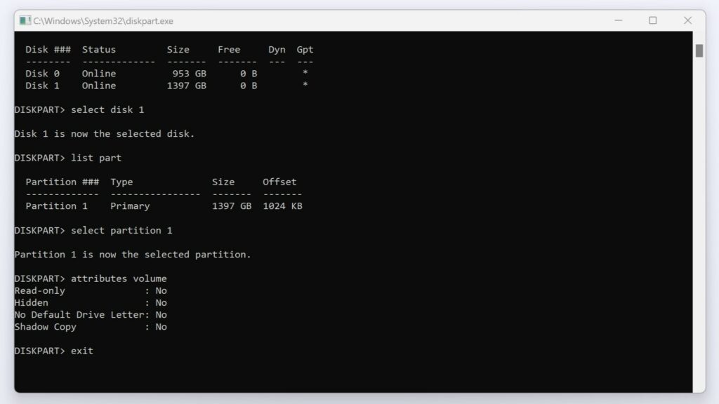 Screenshot van DiskPart waarin het 'attributes volume'-commando is uitgevoerd