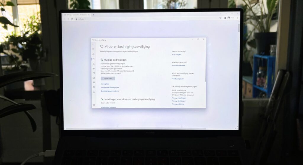 Virus- en bedreigingsbeveiligingsinstellingen geopend op een laptop