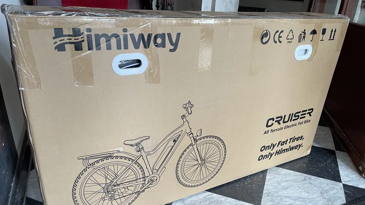 Zwarte e-bike Himiway Cruiser nog verpakt in de doos