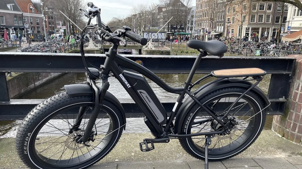 Zwarte e-bike Himiway Cruiser staat op straat